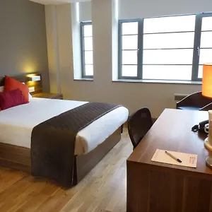 Hotel Britannia Study ***